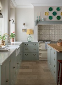 Floral Delft corner motif handpainted tiles in a kitchen designed by Katherine Paravicini and photographed by Jonathan Bond