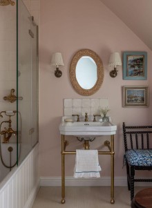Wilding handpainted corner motif tiles used as a small backsplash with Contemporary Classic Antique White shower tiles in a bathroom designed by Leonora Birts and photographed by Jonathan Bond
