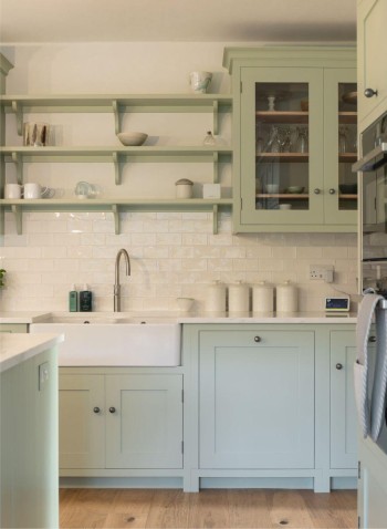 A Weir and Webb solid kitchen featuring Posterity Icing on the Cake wall tiles