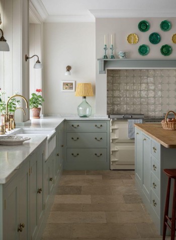 Floral Delft corner motif handpainted tiles in a kitchen designed by Katherine Paravicini and photographed by Jonathan Bond