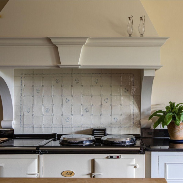 Delft floral tiles on 11x11 rustic base behind the range cooker of Mary Ann Robb