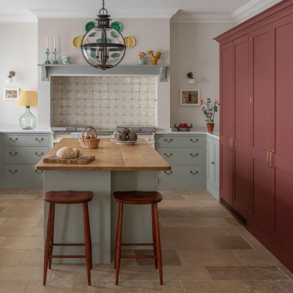 Floral Delft corner motif handpainted tiles behind a range cooker in a kitchen designed by Katherine Paravicini and photographed by Jonathan Bond