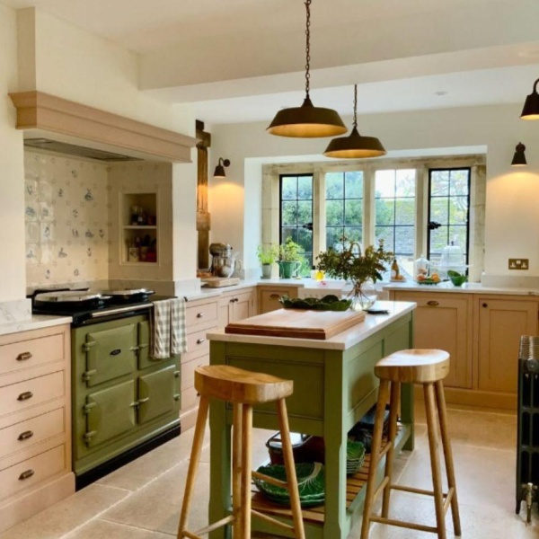 Handpainted Delft tiles in the kitchen of a 16th century Cotswold townhouse designed by Bracah Designs