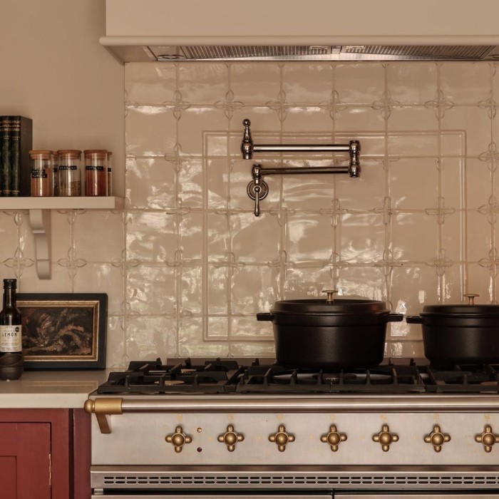 Lauren Caisley Glebe cottage kitchen range cooker close up