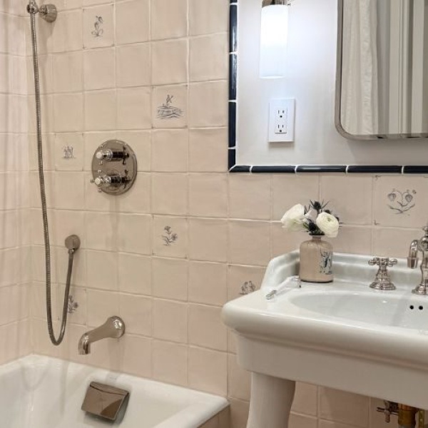 Lily Seidler Delft Bathroom Thumbnail