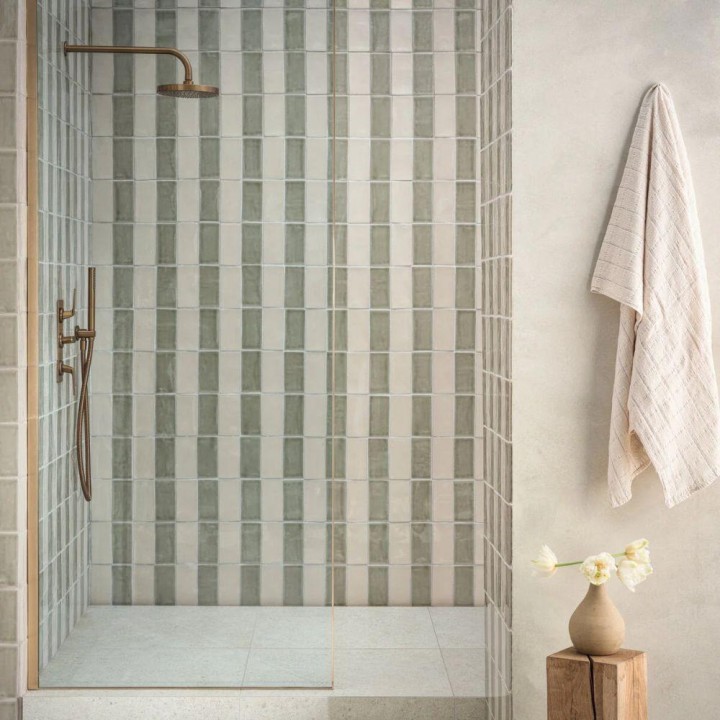 Provence Toulon and Miramar metro brick shower