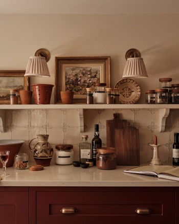 Lauren Caisley floral delft cotner kitchen