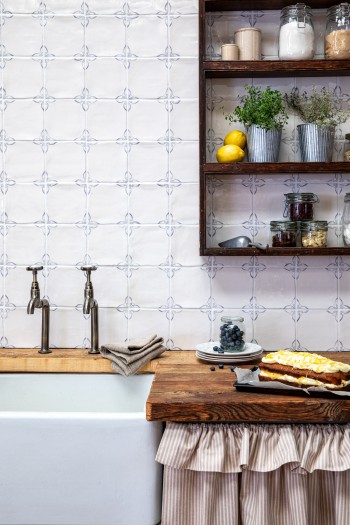 Pantry Classic Delft Antique White Floral Corners Sylvia White Grout 4 High