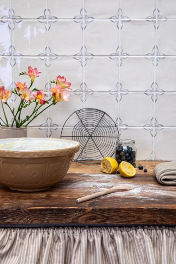 Pantry Classic Delft Antique White Floral Corners Sylvia White Grout 8 Low