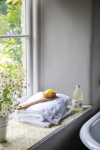 ana-amber-square-tile-windowsill