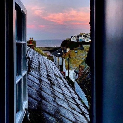 A vibrant coastal kitchen