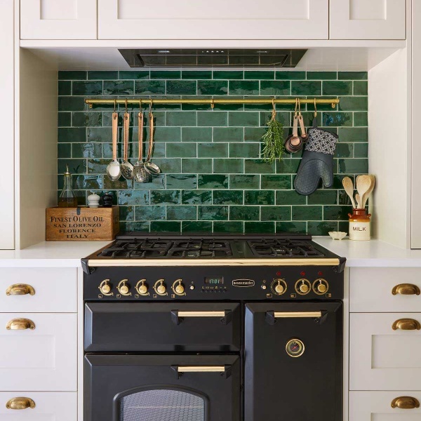 Range cooker with panel of emerald green tiles