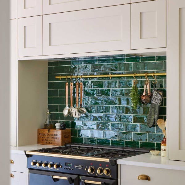 Range cooker with panel of emerald green tiles