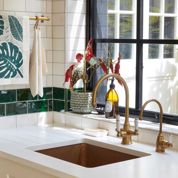 Kitchen sink with emerald green and white tiles