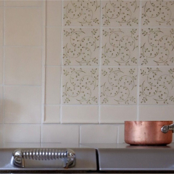 https://www.marlboroughtiles.com/inspiration-and-advice/tiling-advice/the-little-stone-cottage