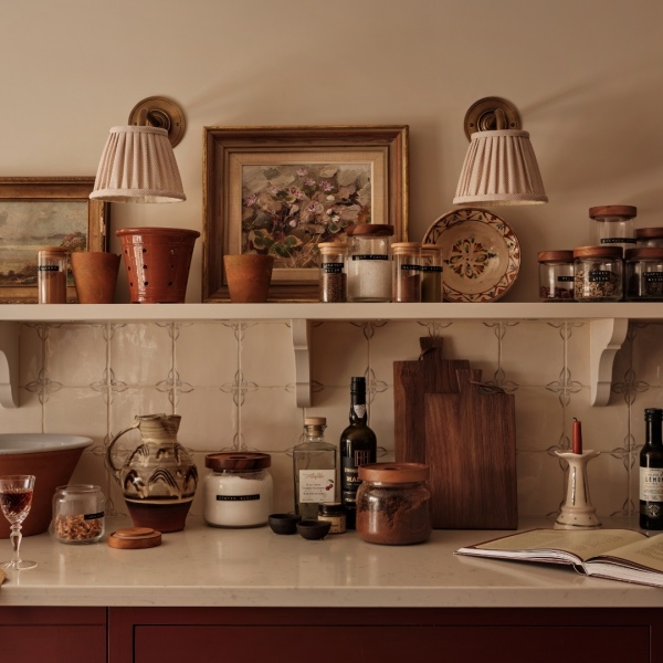 Lauren Caisley floral delft cotner kitchen