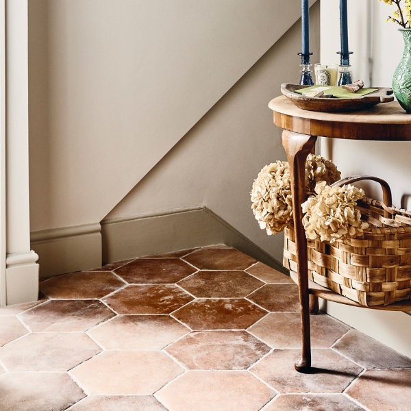 Art director of Soho Home and Soho House, Harriet chose hexagon shaped terracotta effect porcelain tiles in Granada, from our Andalucia collection to run throughout the hallway and bathroom of her London home.