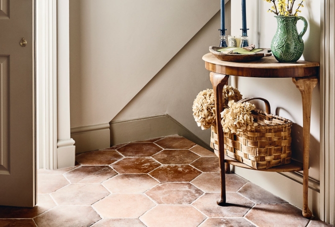 Art director of Soho Home and Soho House, Harriet chose hexagon shaped terracotta effect porcelain tiles in Granada, from our Andalucia collection to run throughout the hallway and bathroom of her London home.