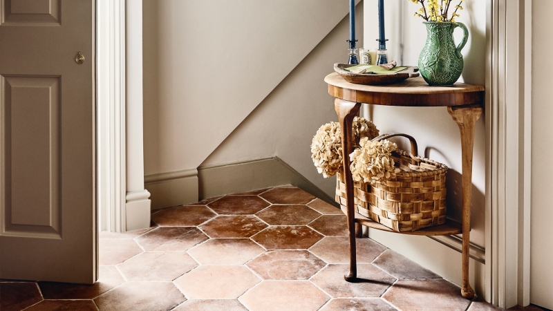 Art director of Soho Home and Soho House, Harriet chose hexagon shaped terracotta effect porcelain tiles in Granada, from our Andalucia collection to run throughout the hallway and bathroom of her London home.