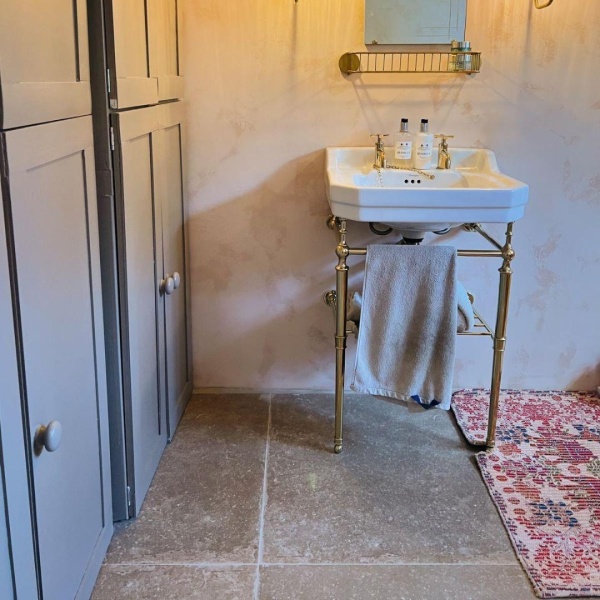Ramona's freshly renovated bathroom features porcelain floor tiles in Knave, from our Lacock collection.