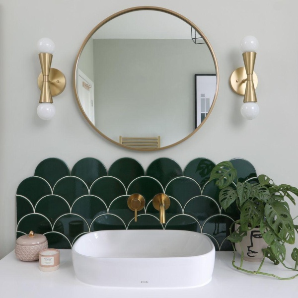 A splashback featuring SoEmerald scallops, from our Soho Collection adds depth and vibrancy to this elegant washstand.