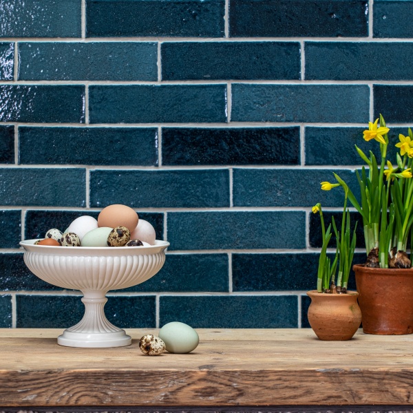 Isles argyll metro skinny brick styled board with daffodils WEB